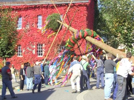 http://www.steinefrenz.de/media/Gemeinde/Micke-Kirmes/Kirmesbaumstellen/Kirmesbaumstellen 2008 065.jpg